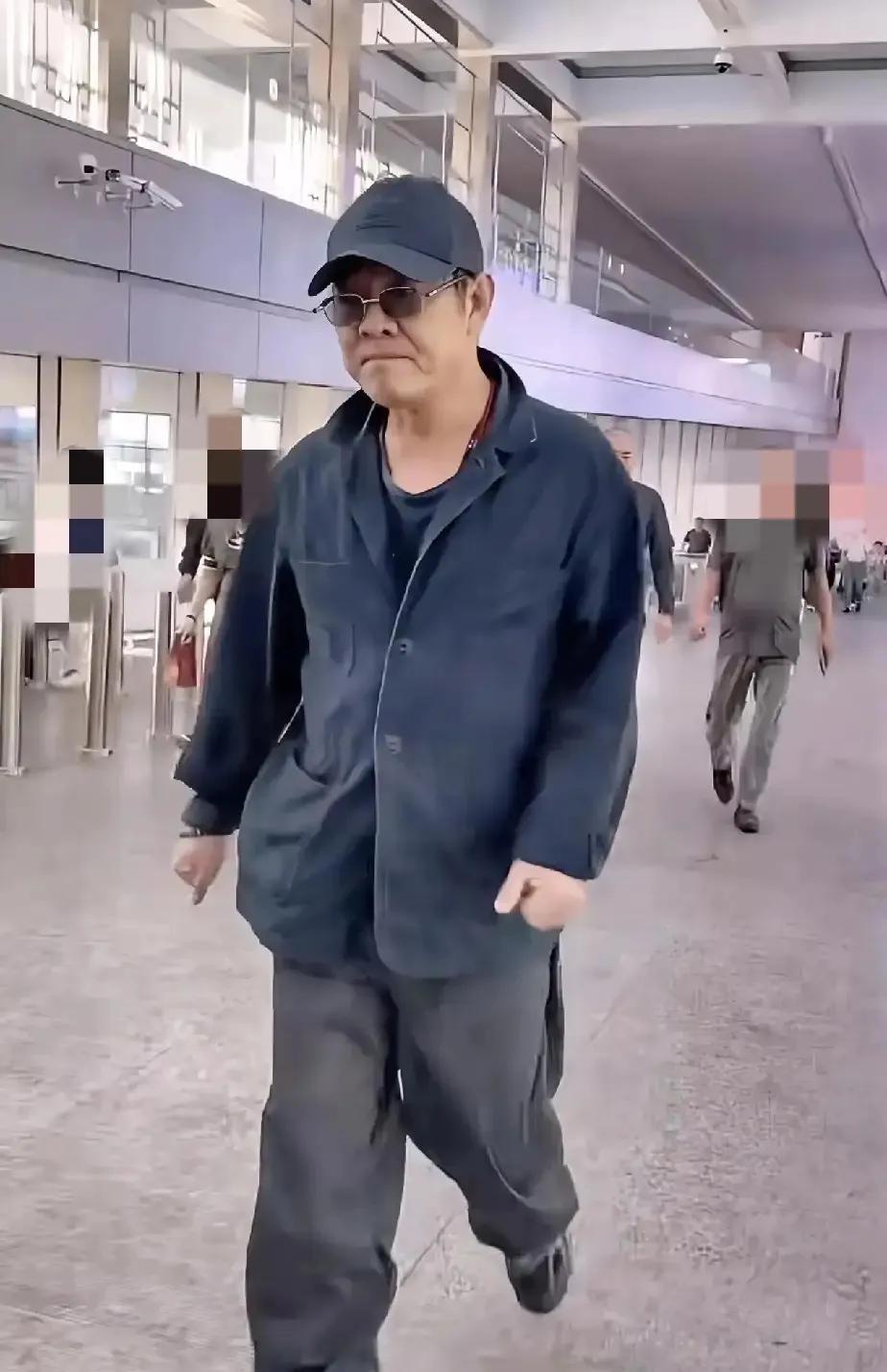 李连杰，想不到啊，62岁还能走出这自信的步伐！真是没想到李连杰还有这造型，这造
