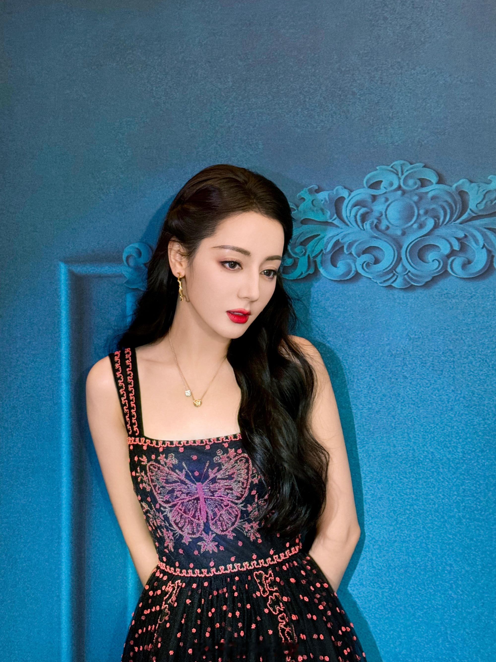 迪丽热巴轻纱曼妙随性典雅