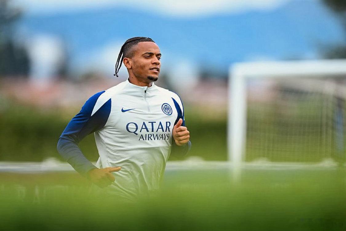 阿坎吉：我感到非常舒服无论是打居中的中卫还是右中卫赢得双冠王将是难以置信的事