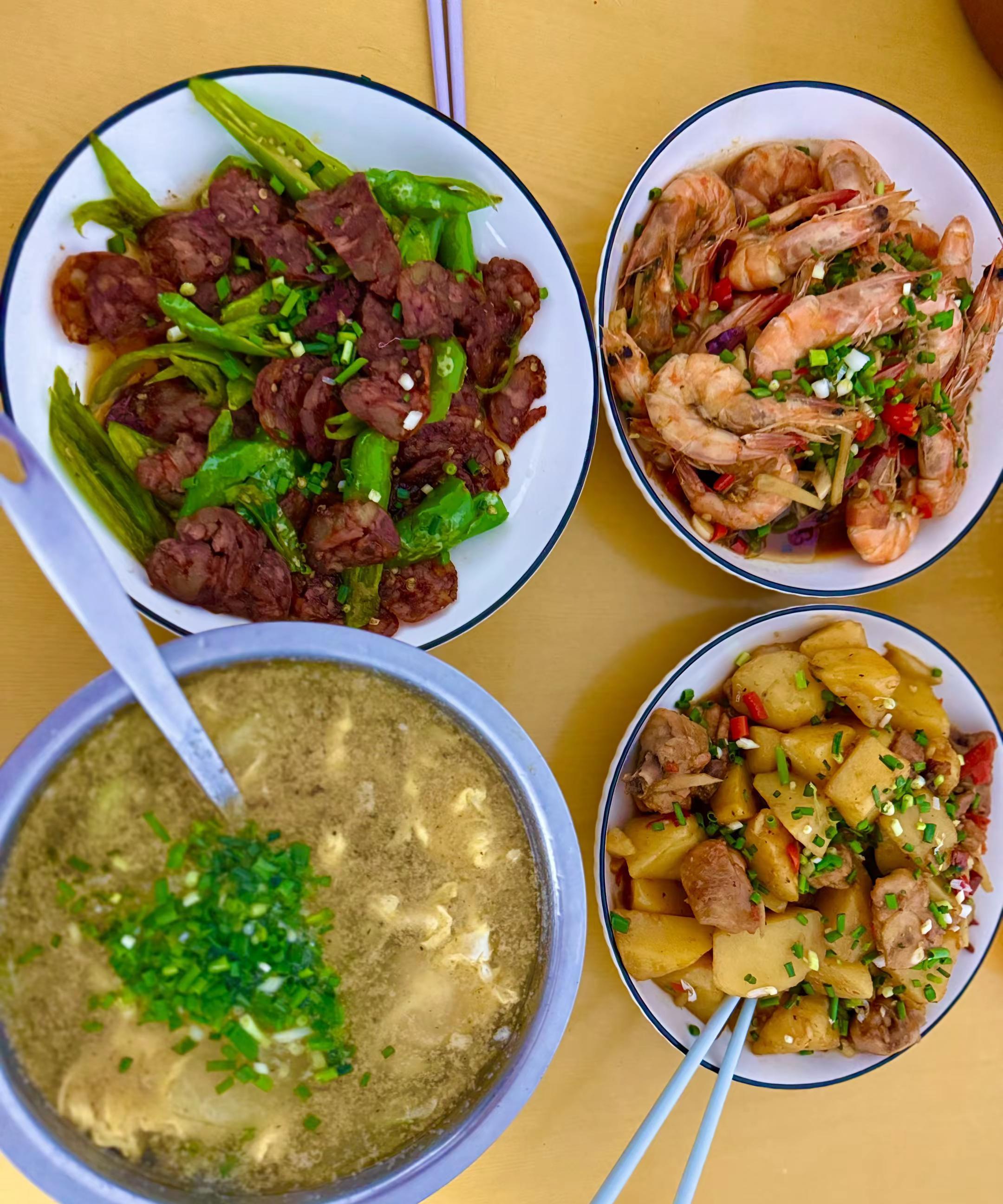 下班回家自己做菜，简单炒俩菜，一碗米饭，吃饱了，生活就是这么实在。