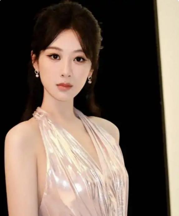 杨幂杨紫明明长的都很美，却偏偏要去整成网红脸，一个一个的根本分不出谁是谁？你就那