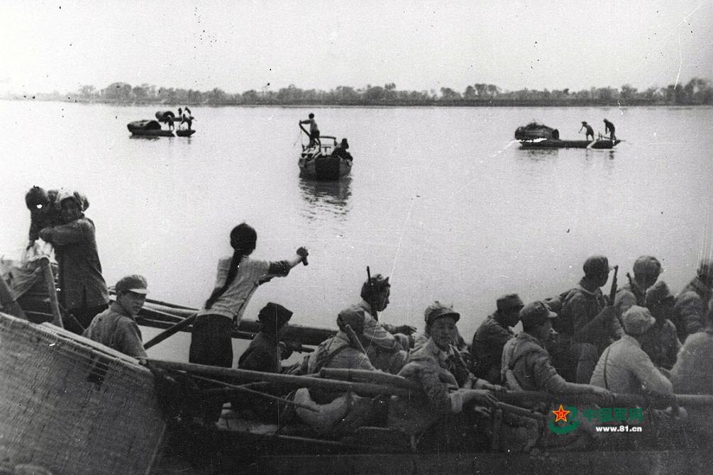 1949年，19岁的姑娘颜红英，摇着小木船运送24名解放军战士横渡长江，激战中，