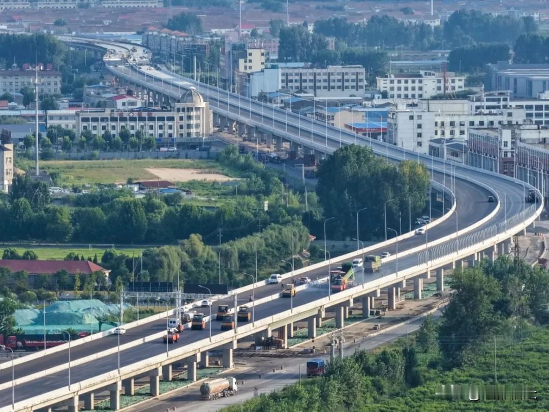 连云港的首条快速路坐落于赣榆区，路线总长约10公里，全线采用高架改造方案，构建起