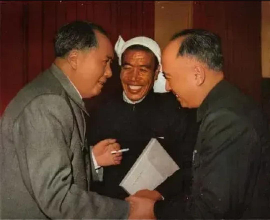 毛主席与钱学森亲切握手，一旁站着的是陈永贵，他们俩也认识。拍摄这张照片时，陈