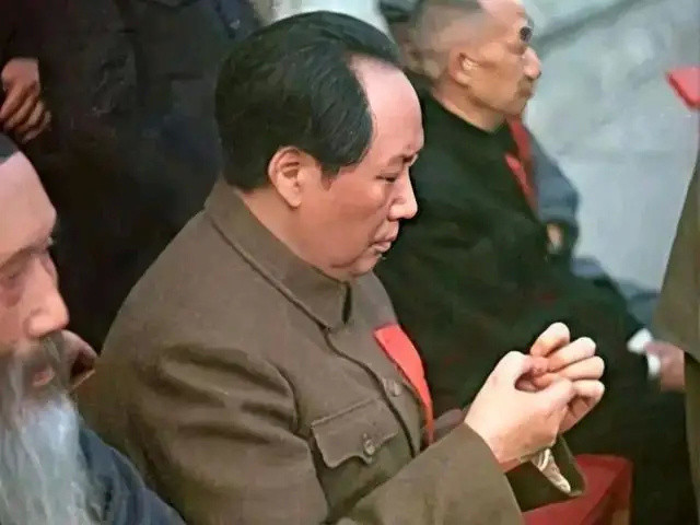 这张照片，我之前确实没见过，你们见过没？