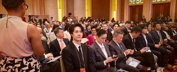 王一博宋佳一起坐王一博宋佳同框状态王一博宋佳一起坐，两位根正苗红！​​​