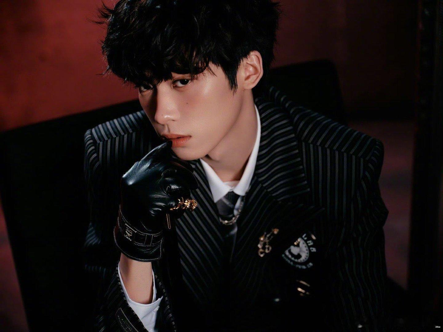 梓渝哥哥换新风格啦，成熟了不少，好帅！｜梓渝[比心]​​​