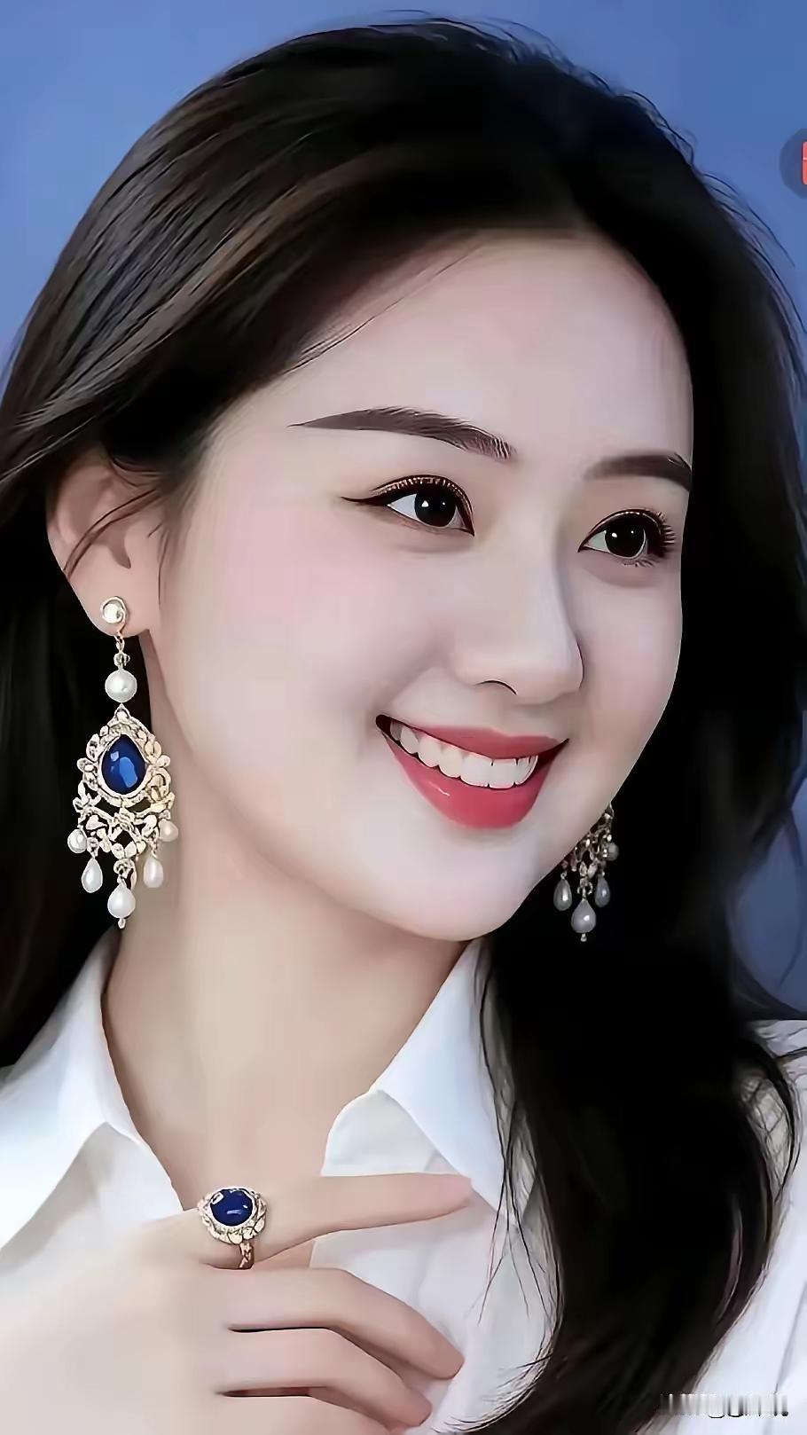 这位美女佩戴着精美的首饰。