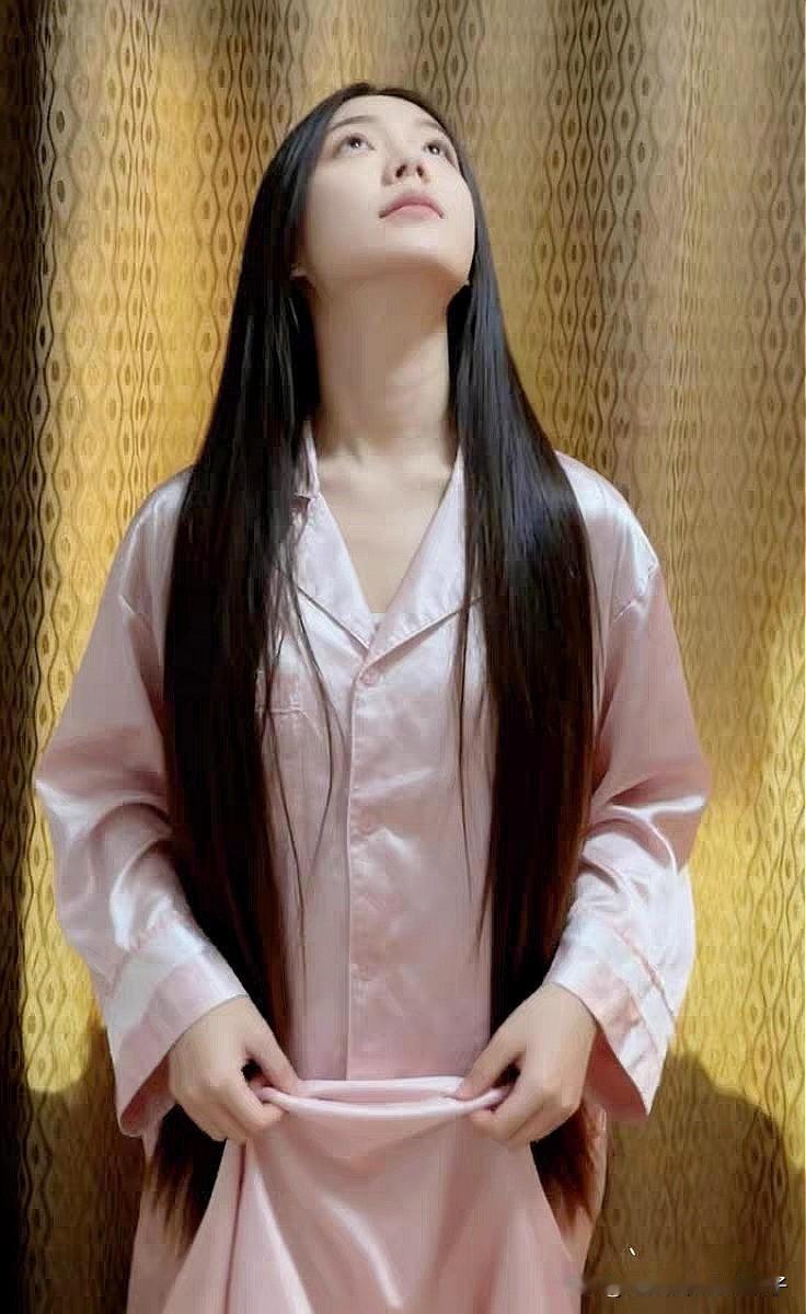 温柔粉裙少女，梦幻光影下，静谧而美丽。