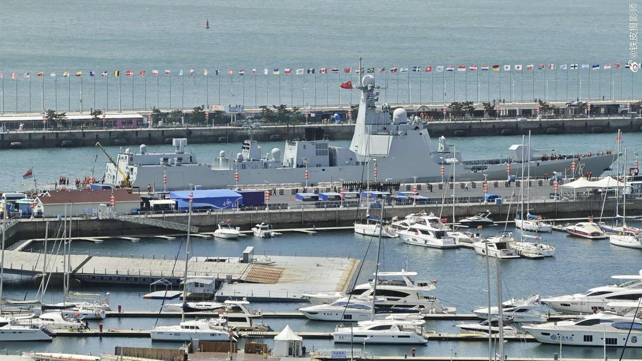 青岛海军开放日052D型118乌鲁木齐舰和054A型055潍坊舰图