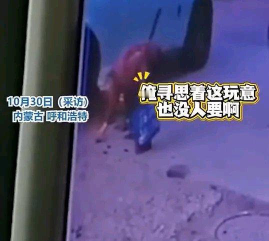 最近内蒙古呼和浩特发生了一件奇事。10月30日，在一家汽修店门口，一辆劳斯莱斯正
