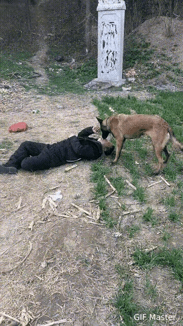 男子喝完酒，醉得昏天黑地，倒在地上呼呼大睡。不料，酒在胃中翻江倒海，不停呕吐，秽