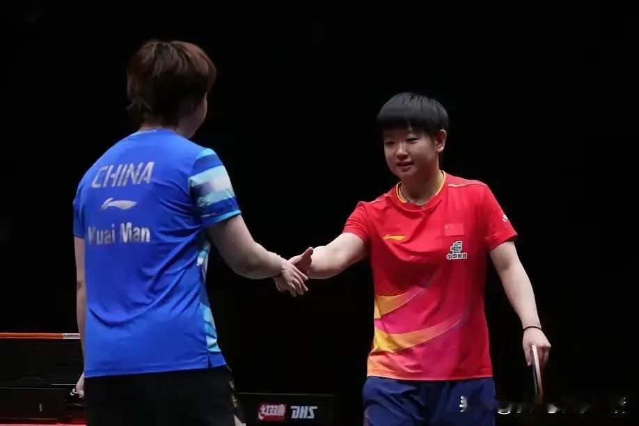 孙颖莎香港总决赛伤退这事突然有点后怕。那天孙颖莎是一天三赛，先是混双半决赛，女单