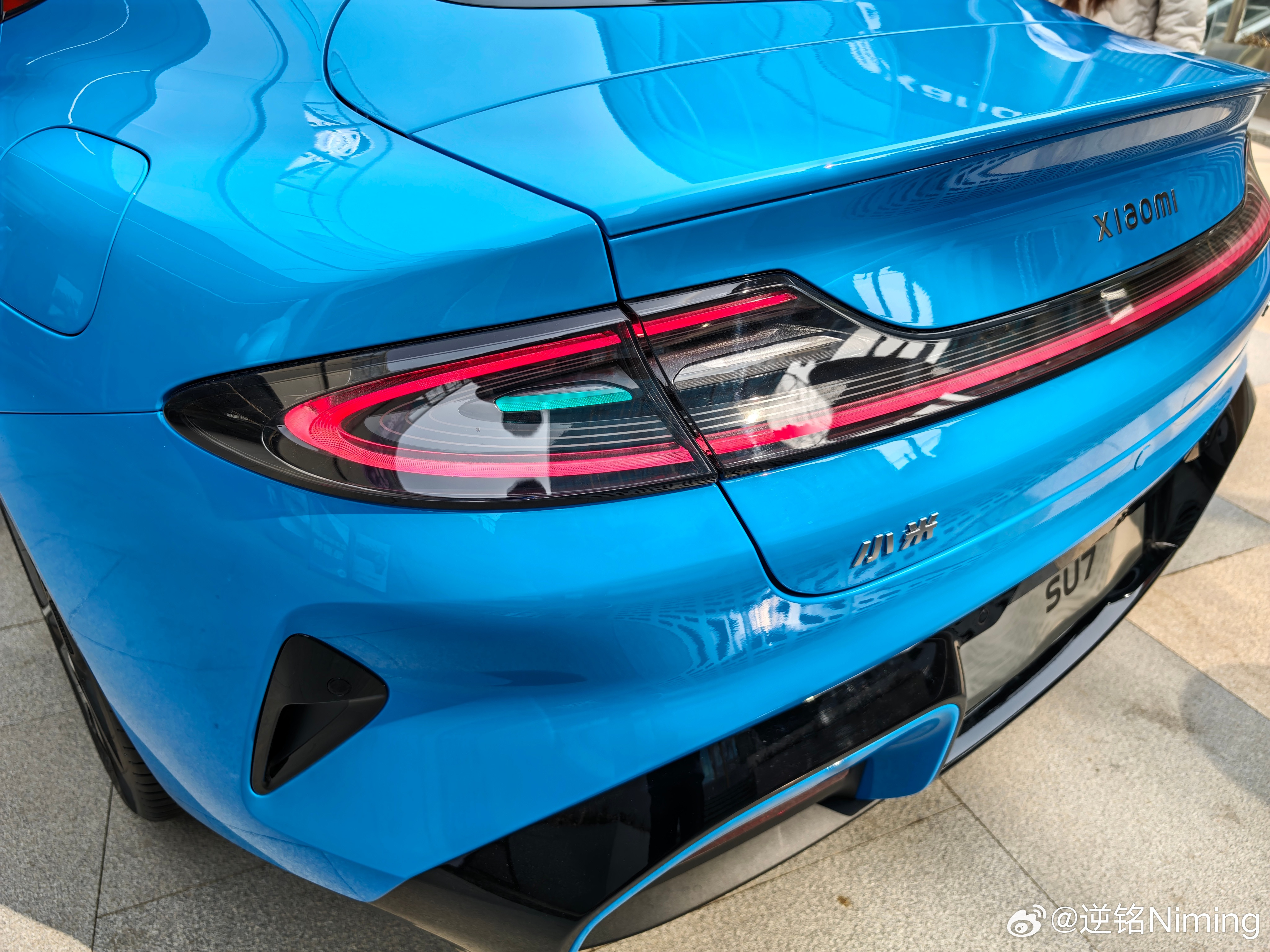 来店里看新SU7了刚来店里，这个靛石绿我一眼看上去还以为是黑色，真的有点高级