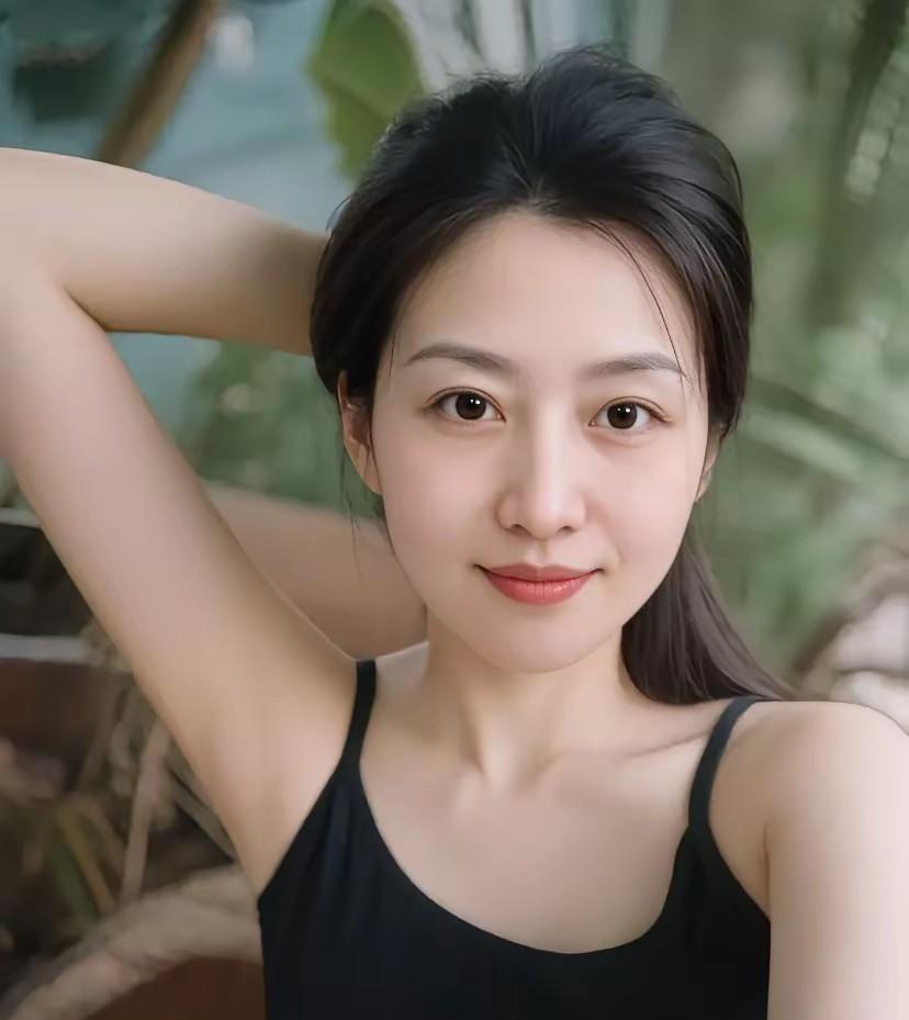 绿树依人笑，清风拂面来。