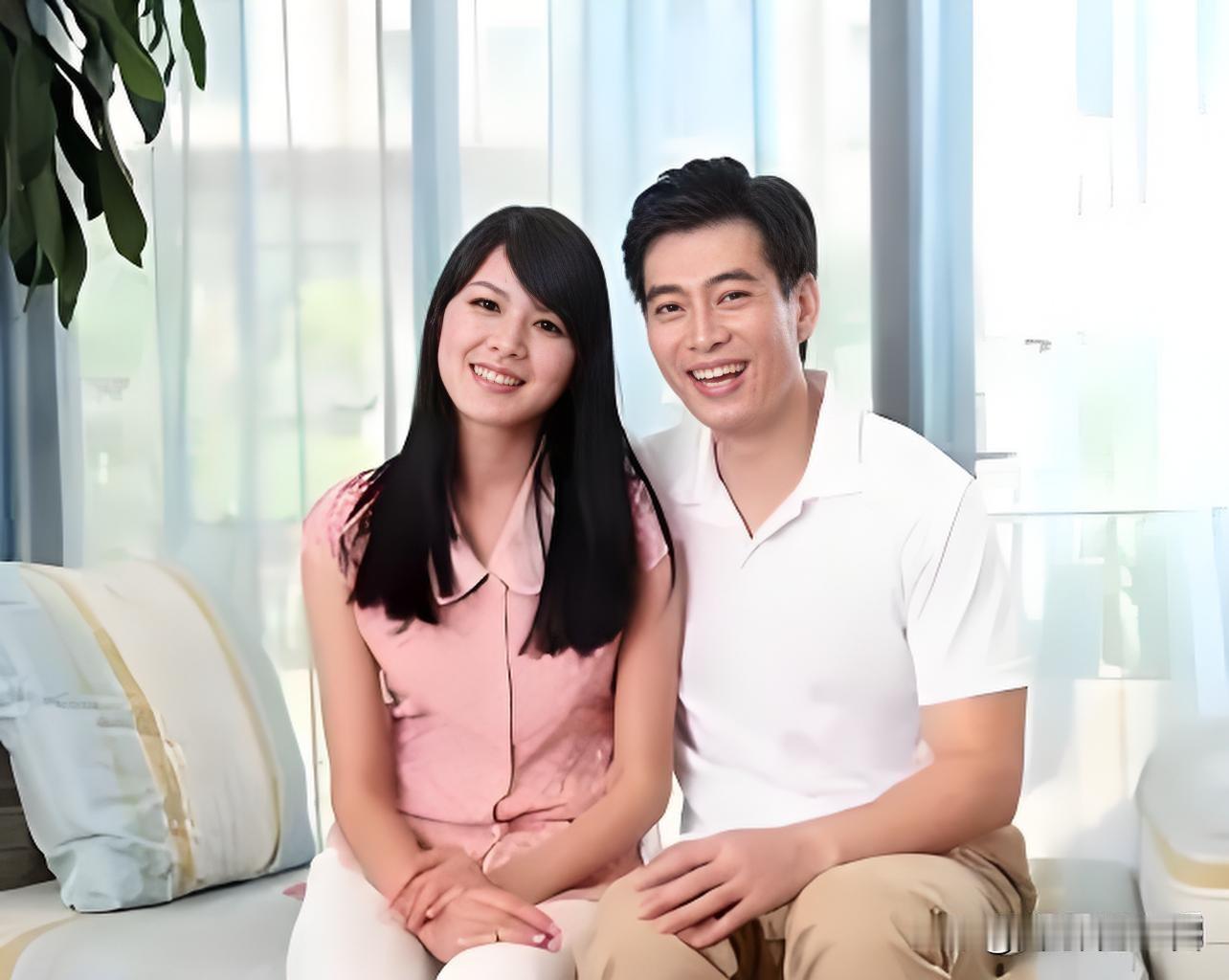 男子问：“老婆，你说实话，我跟刘德华谁更帅？”老婆：“那哪能放一块比啊，根本没法比呀！”男子：“你好