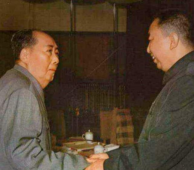1976年，毛主席病重，当华国锋赶到中南海时，毛主席已经逝世，情急之下，华国锋迅