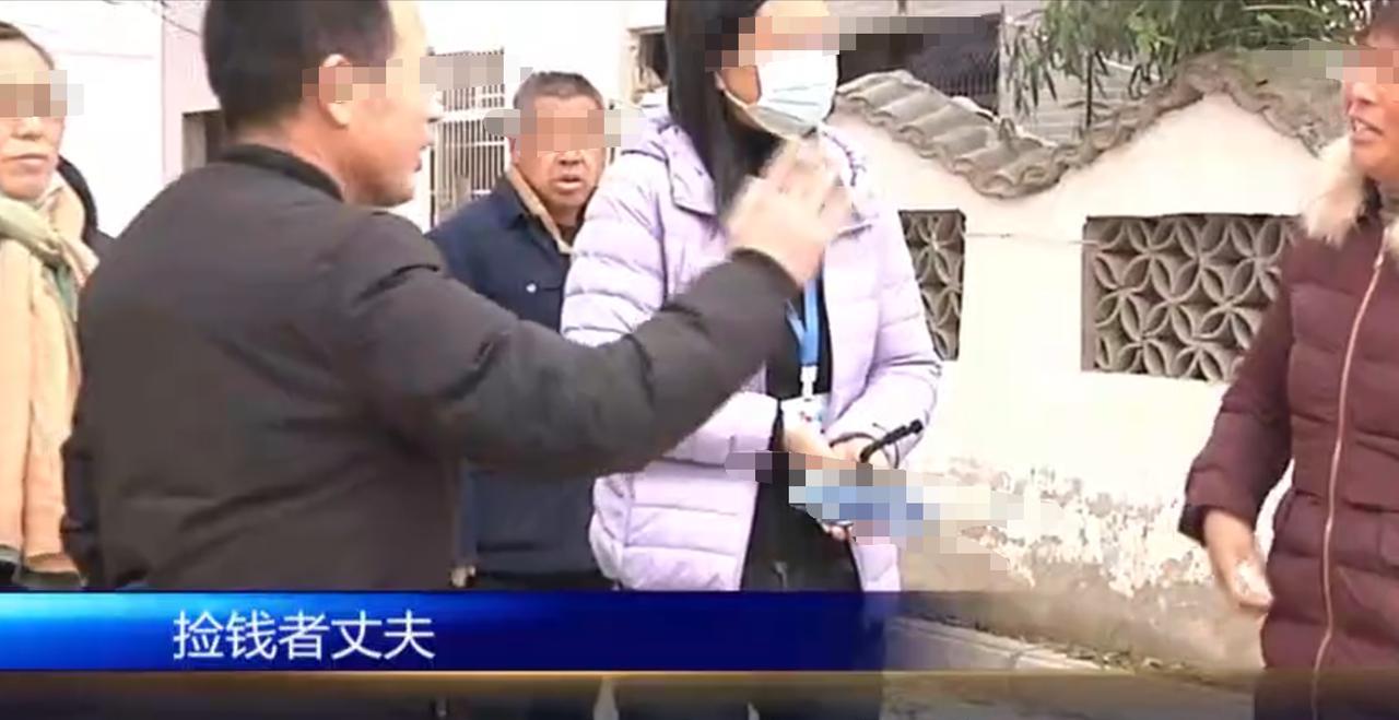 2020年，河南开封，女子银行刚取40000块钱装到袋子里不小心掉到了路上，被另