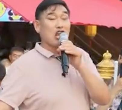 “大衣哥”朱之文近日在河南新乡的演出人气爆棚，现场气氛十分热烈。本次演出是8月