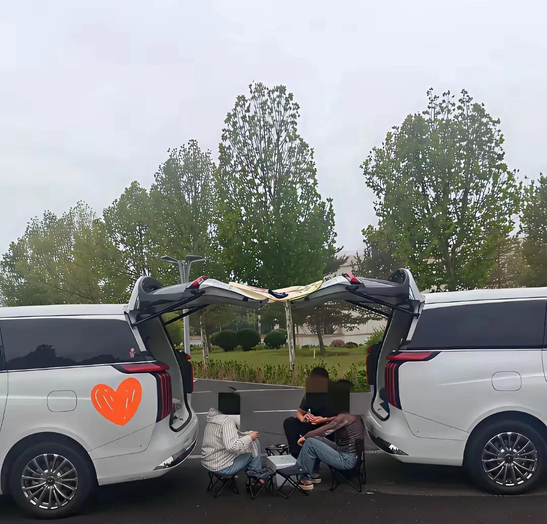 这主意既搞笑又实用，不过，这在路外的空地才可以这样，千万不要在路上或街道上，来个