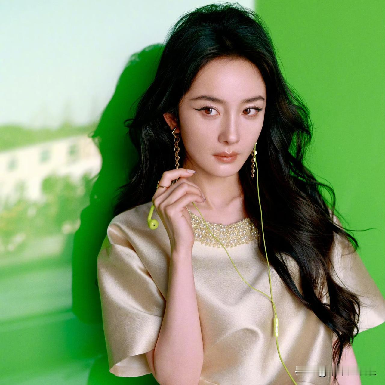 杨幂与Prada的契合度，在最新季造型中再次被推向高潮。作为品牌全球代言人，她以