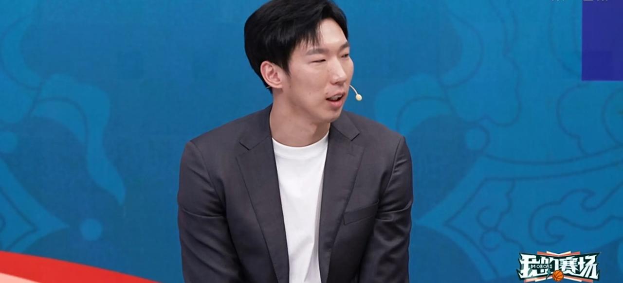 在咪咕视频直播中国男篮和新西兰比赛赢球结束以后，李根潸然泪下，有些情绪波动。而一