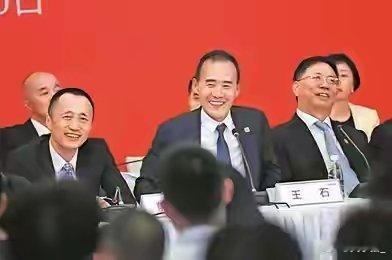 留给万科的时间是越来越少了，目前万科一年到期债务高达1500亿，至少还有800亿