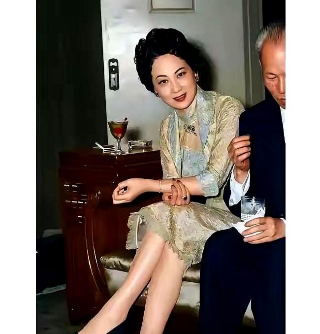 五十年代的陈诚家里，坐着一位穿蕾丝套裙的顶流名媛。这位就是上海大买办家族出身