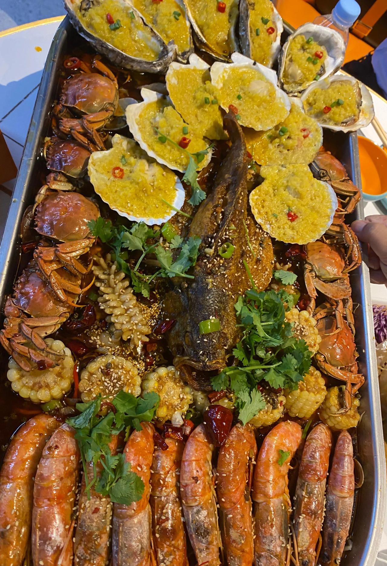 4道海鲜1868元，宰客行为何时休？1月7日，一媒体报道，元旦期间安徽陈女士一