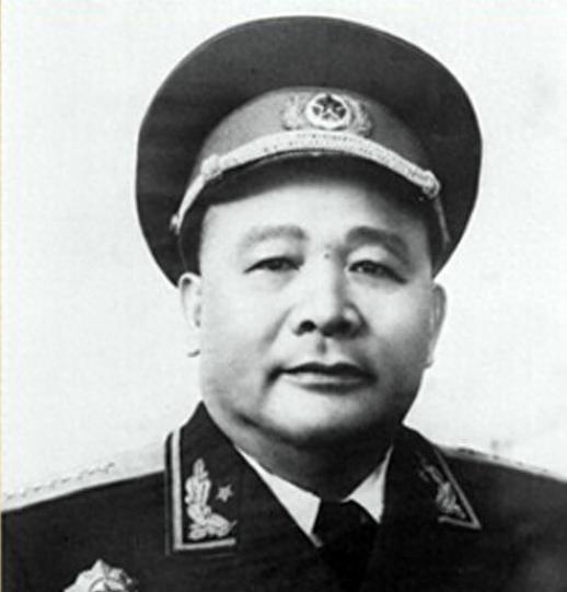 徐海东向毛主席推荐得力干将，主席听后却连连摆手：此人不可重用！看着徐海东不解的神