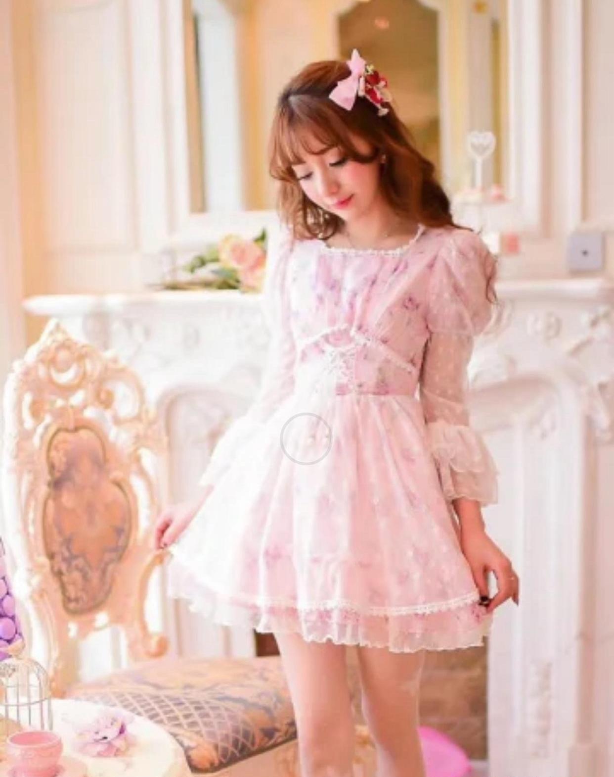 十几年前，方媛还是一家日系淘宝店的御用模特。镜头里的她，带着日系女孩特有的清新甜