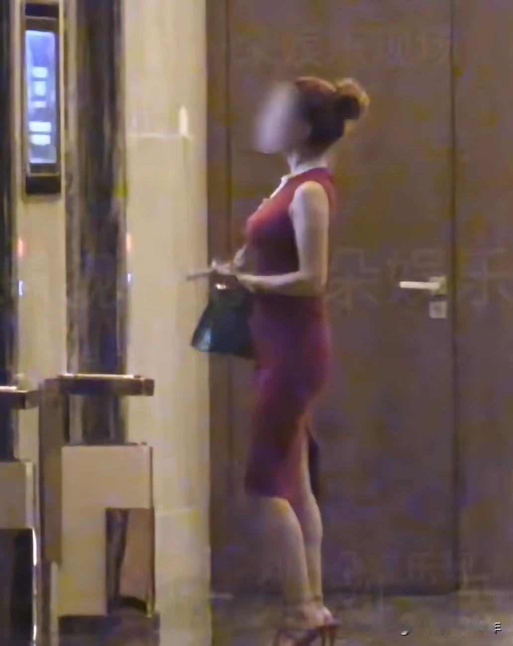 包贝尔绯闻事件女主角确定是一个人吗？虽然都穿着红色的衣服，一次是裙装，一次是裤装