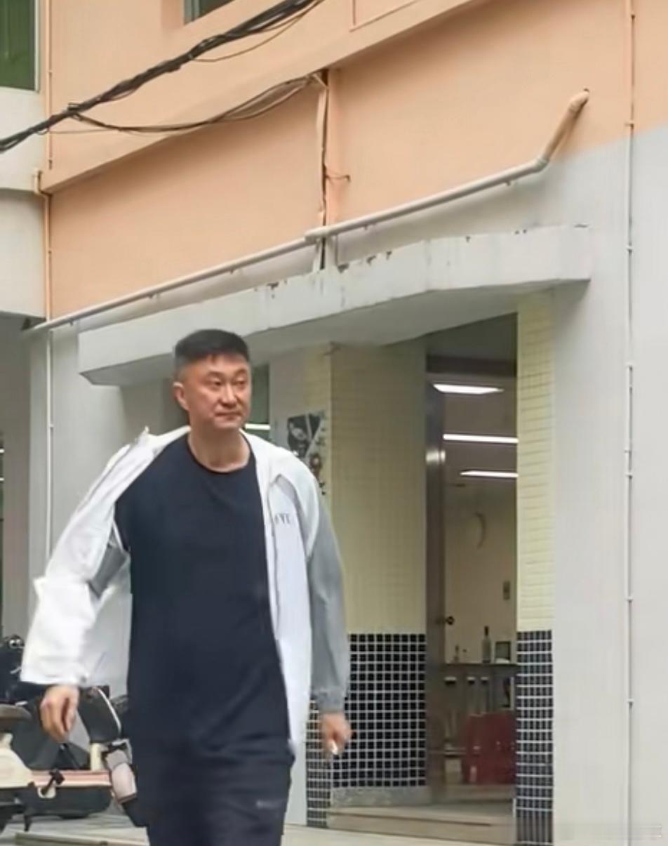 宏远出征北京！八强战硬刚强敌，拼就完事了今天一早，广东宏远男篮的将士们就登上了出