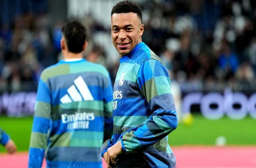 一场4-1大胜，却没人敢夸主帅。阿韦洛亚把姆巴佩死死按在替补席，90分钟没