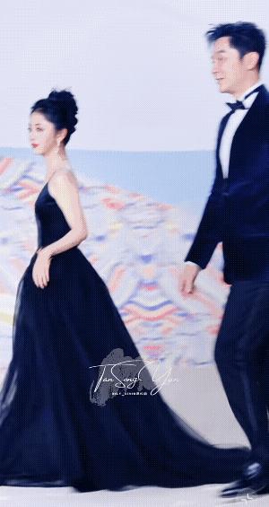 来波美貌轰炸吧！好好欣赏一下我们美丽的黑天鹅吧！好意外哦，谭松韵今天和李晨走红