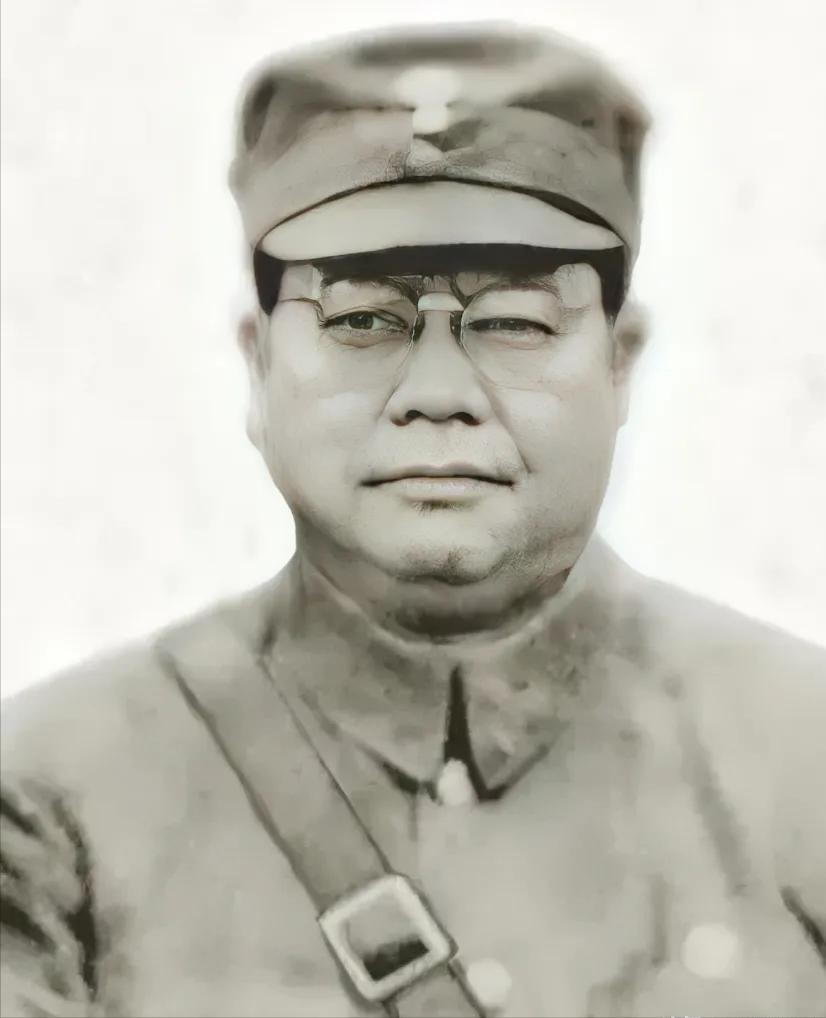 1938年，桂军189师长俘虏了两名日军。看着日军矮小的身材，师长凌压西