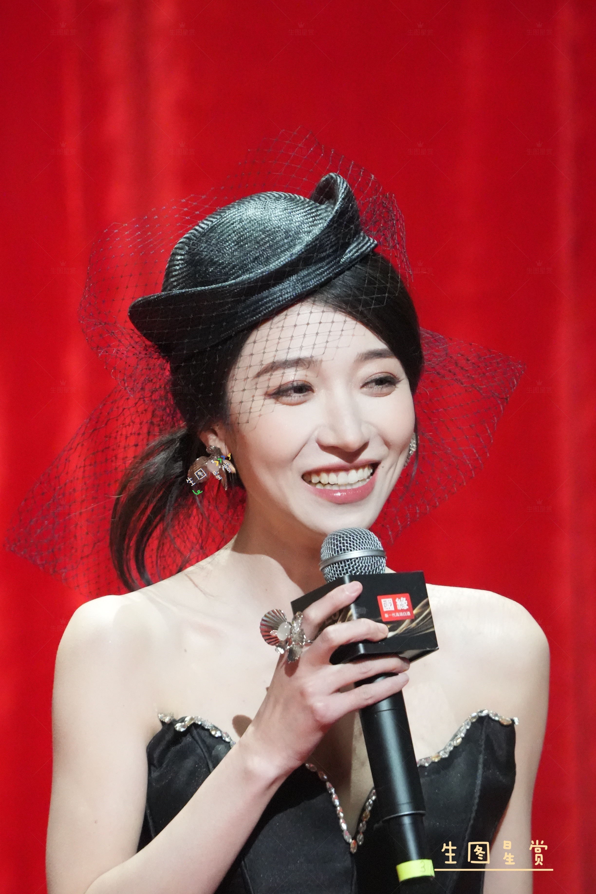 王格格国剧盛典红毯生图黑网纱赫本风，沪上千金大小姐🖤2025国剧盛典王格格