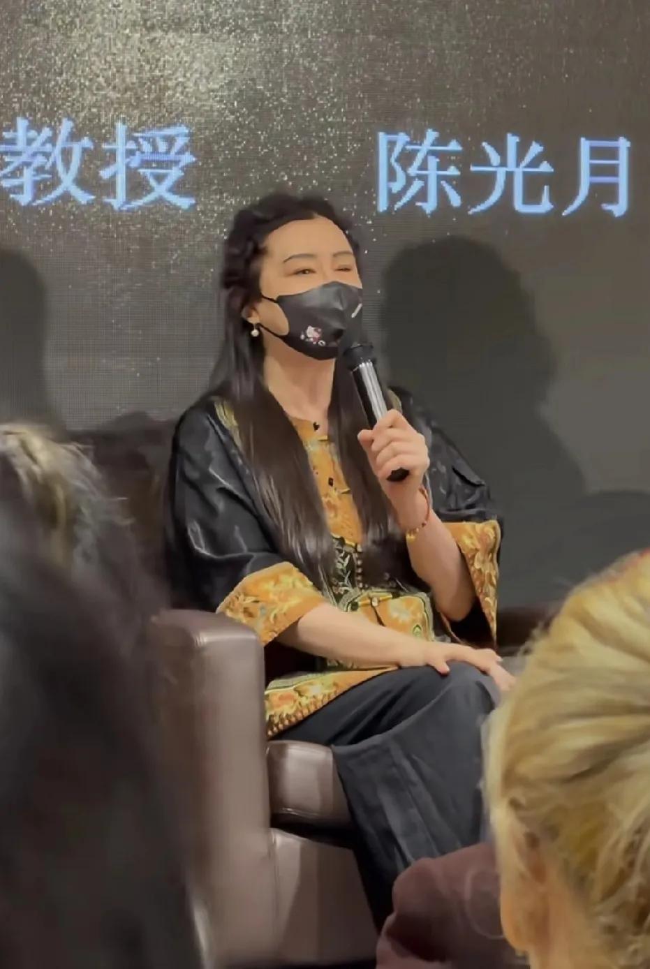 看来王祖贤这辈子真不打算嫁人了。她终于出来冒冒泡了，真是痴情女子啊。当年，她