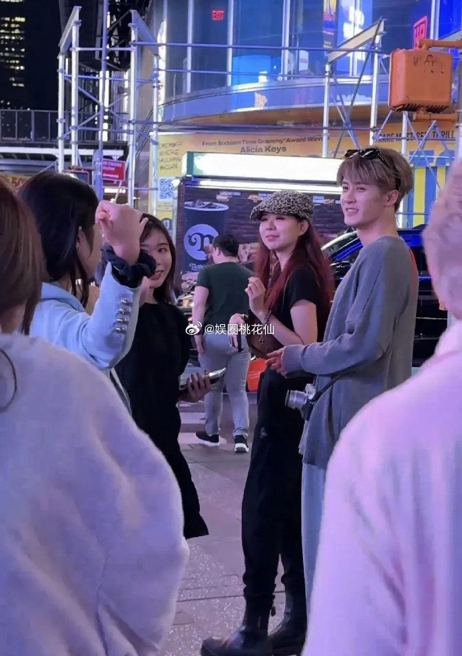 路人视角下，檀健次的个子真的不矮啊，甚至在人群中看着很高挑的感觉！比周围的女生都