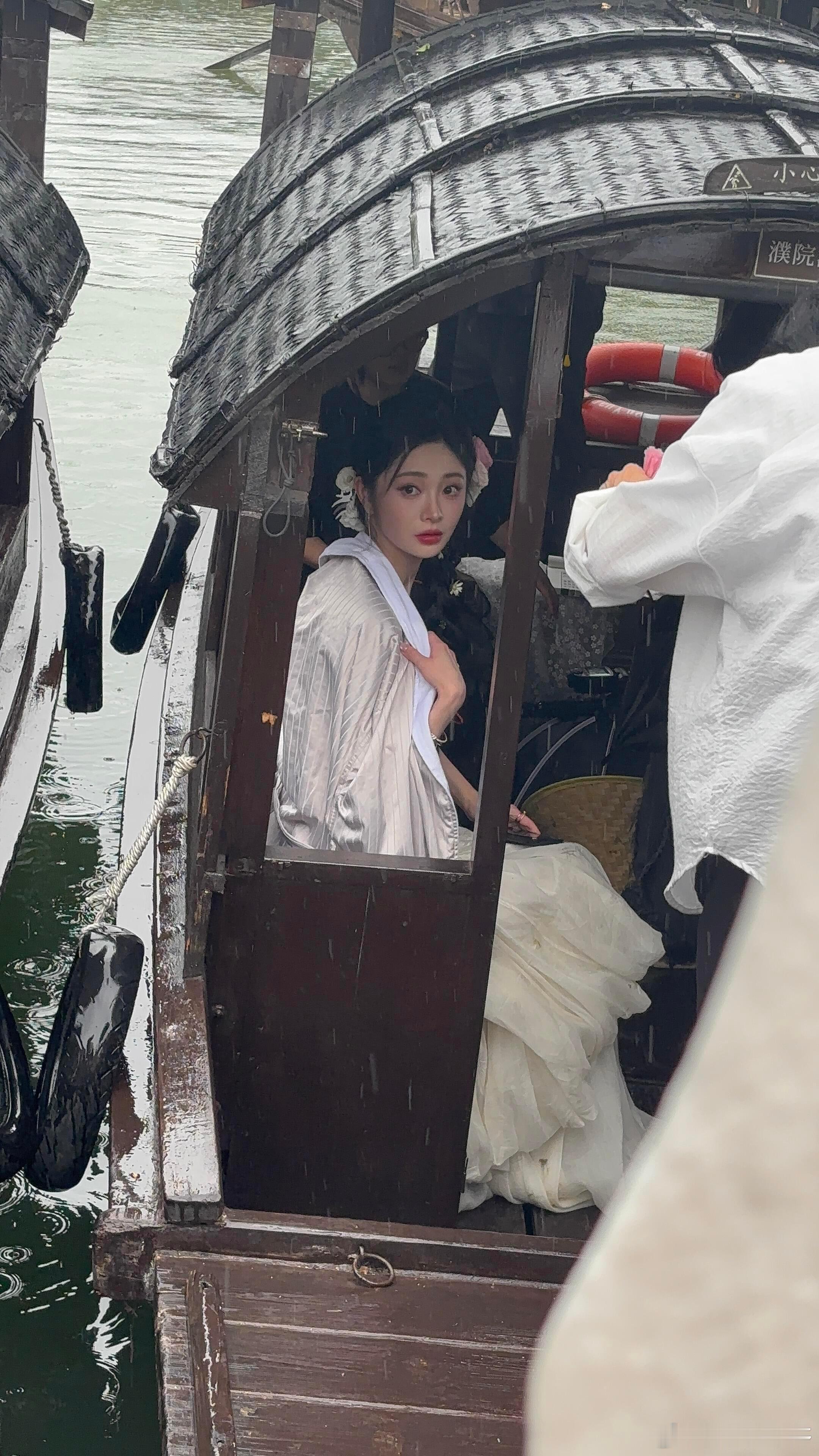 周洁琼江南美人具像化了乌篷船随水波缓缓晃动，轻纱衬得身姿纤细，淡扫蛾眉不施浓妆，