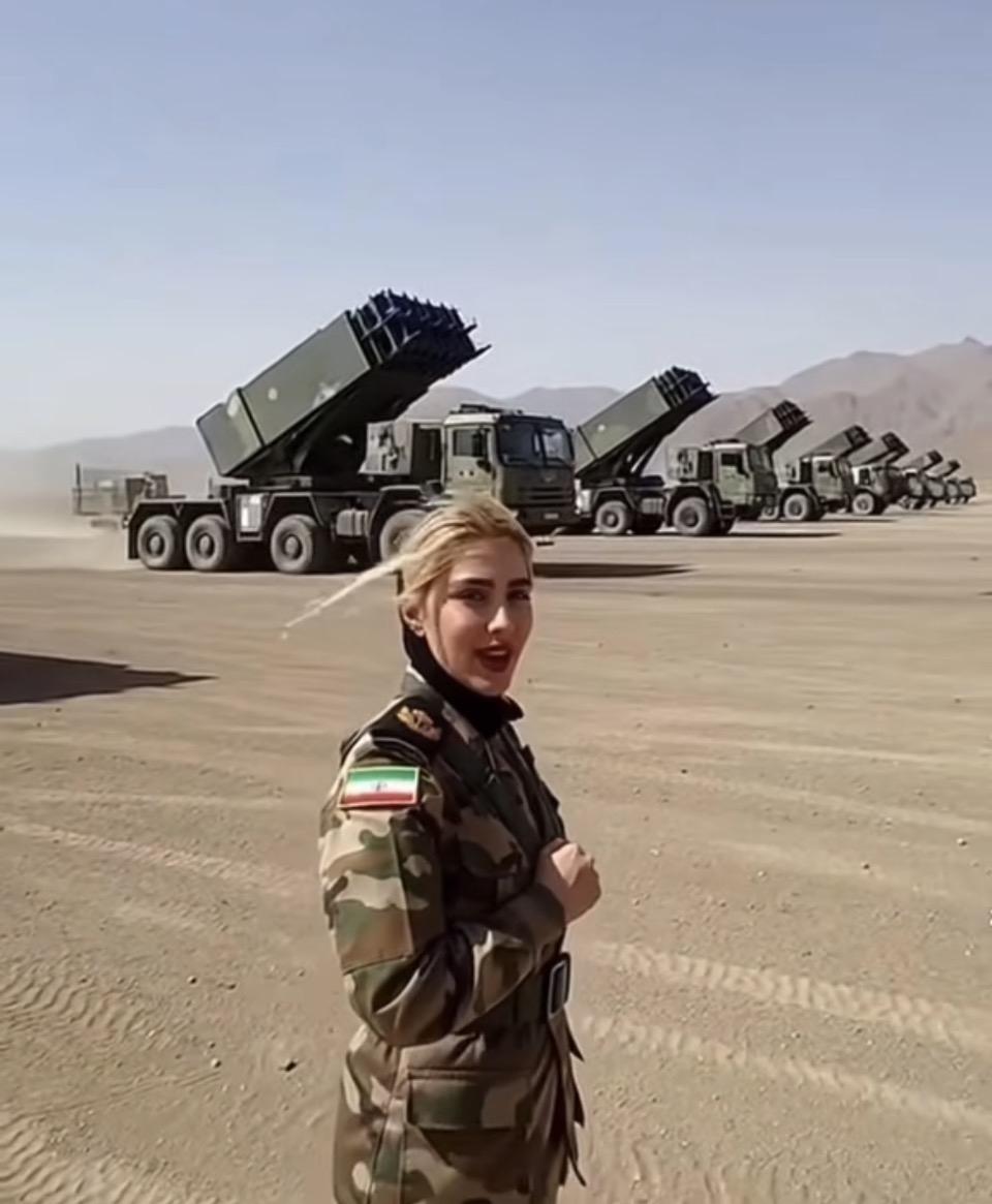 沙漠中的导弹阵地，守护和平的力量！🏜️🚀在这片广袤无垠的沙漠中，导弹阵地犹如