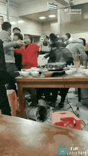 再激烈的场面也有淡定的人。