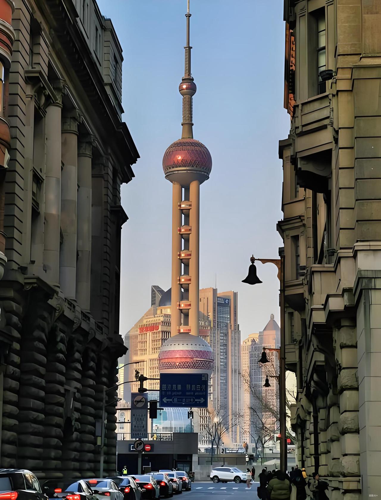 我发现，现在的上海最让人看不懂的不是房价高，也不是人口老龄化严重，而是上海到底想