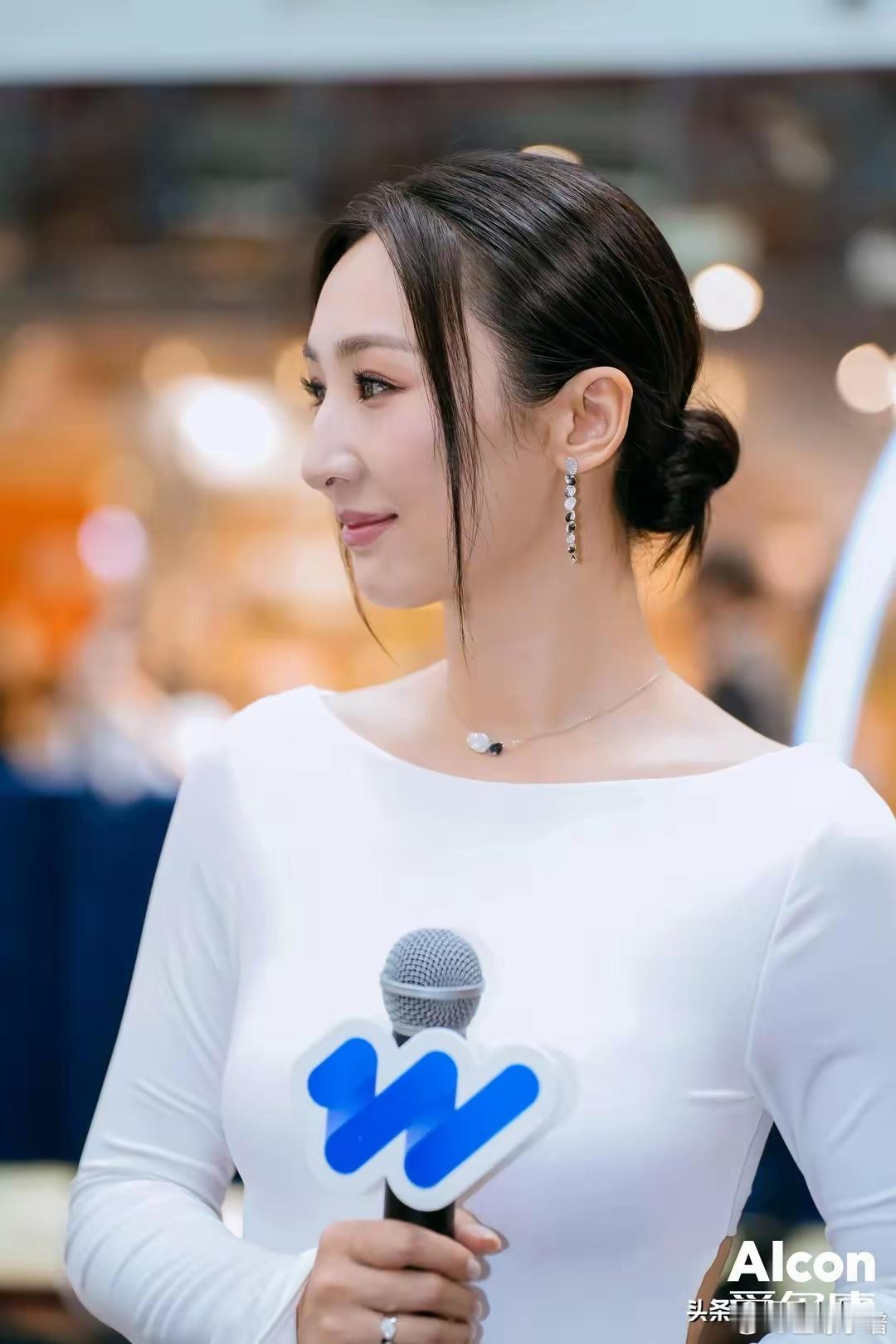 高海宁今日广州出席活动，穿白色露背连衣裙，又高又瘦美到发光​​​