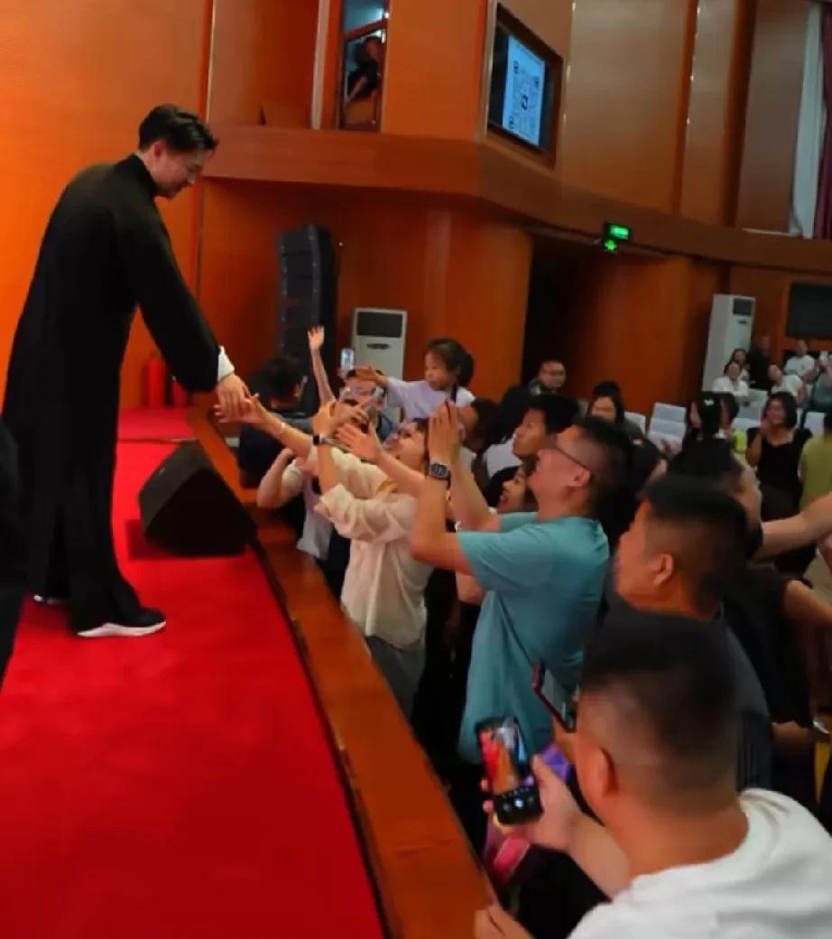曹云金的商演很火爆，演出结束后观众依依不舍，曹云金跟粉丝握手道别。这一点就不如德
