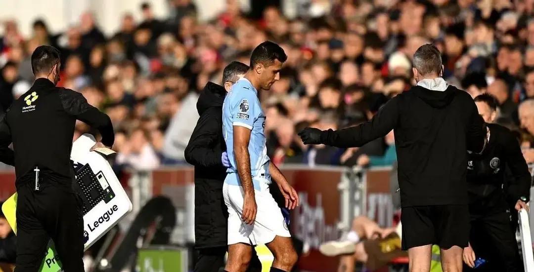 罗德里一歇，曼城反倒七战只丢两分。不是他可有可无，是瓜早把战术写成代码：