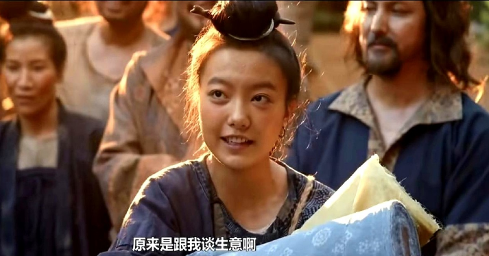 《长安的荔枝》阿僮对李善德一往情深。李善德送给阿僮三匹衣料，阿僮开口便说“是