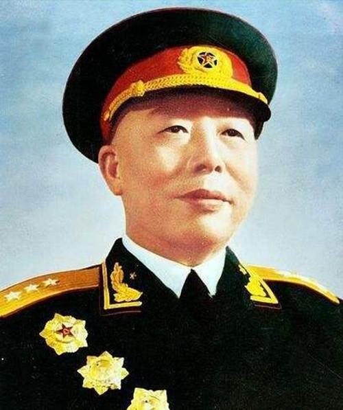 1950年，宋时轮在一家饭店用餐，在点菜的时候，服务员无意提到了老板的名字，宋时