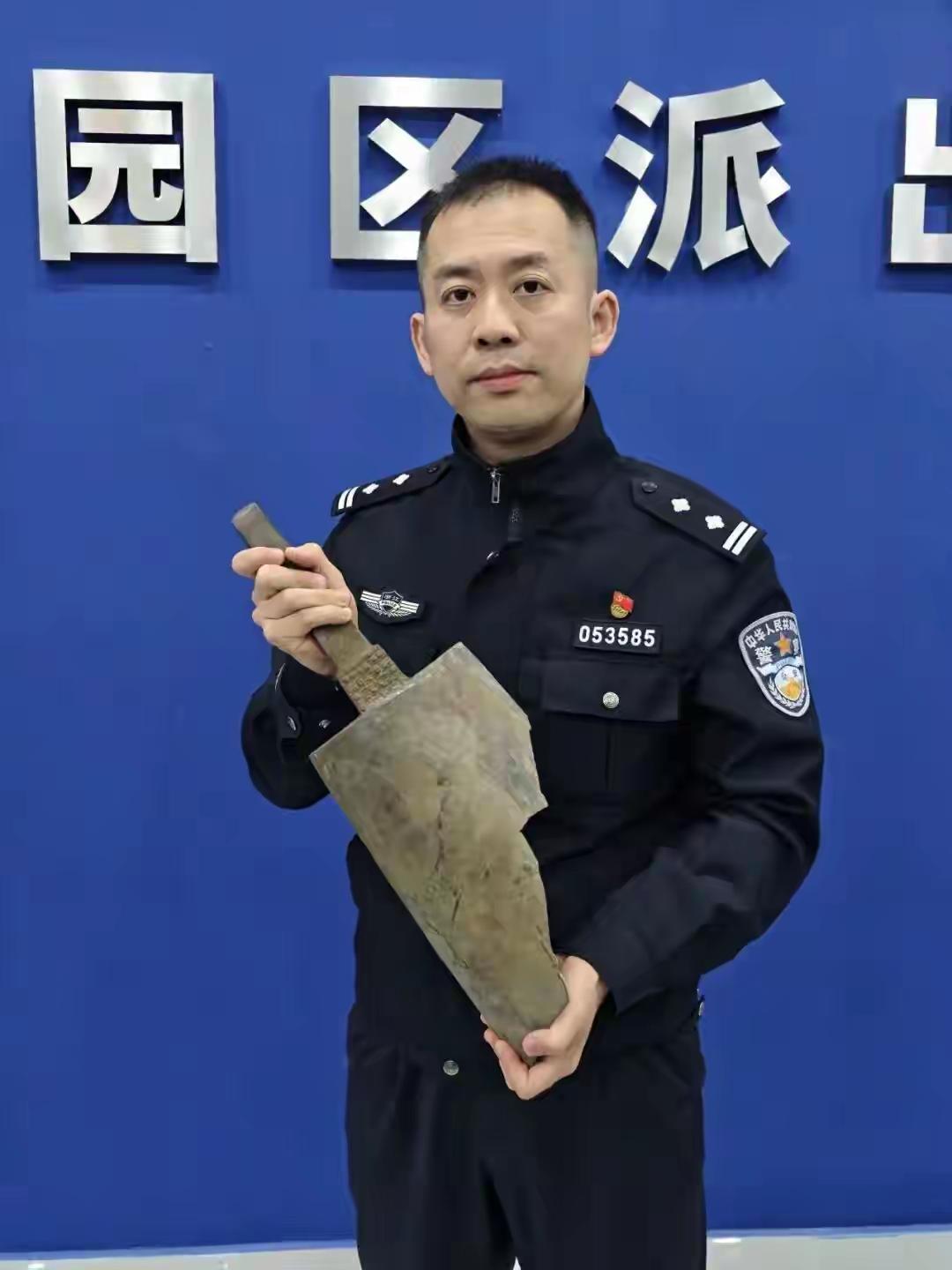 这世上总有意外之喜，就像河南郑州和湖州的两对老夫妻。郑州那对老夫妻收废品时，发现