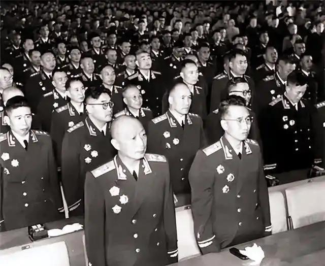 1955年，大授衔后的北京庆功会上，有一对夫妻频频被人敬酒，热度一时无两。这对